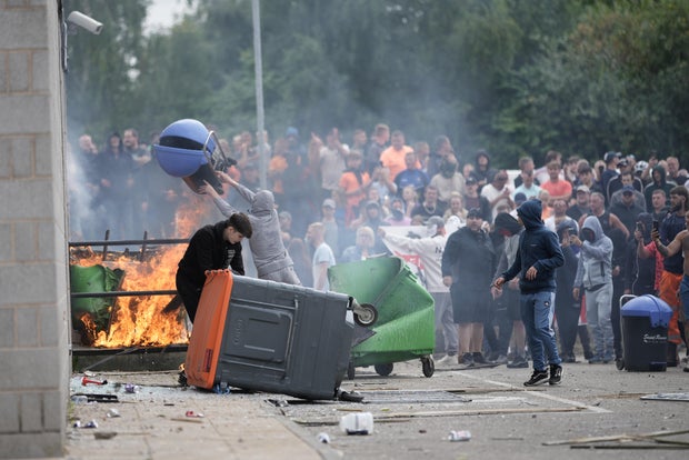 Cidades do norte vêem mais tumultos de extrema direita