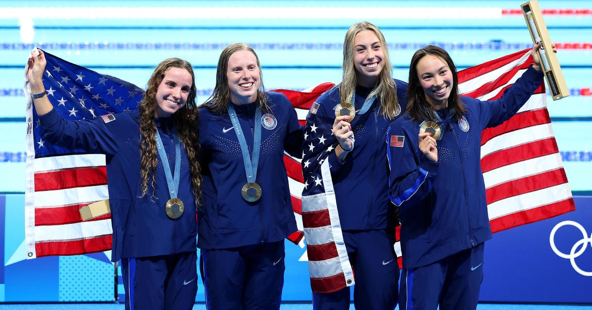 U.S. sets two world records on final night of swimming, wins gold-medal relay race