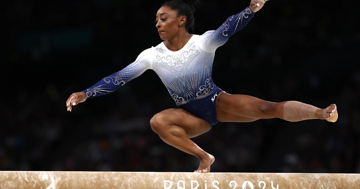 Simone Biles slips off balance beam during final to miss Olympic medal