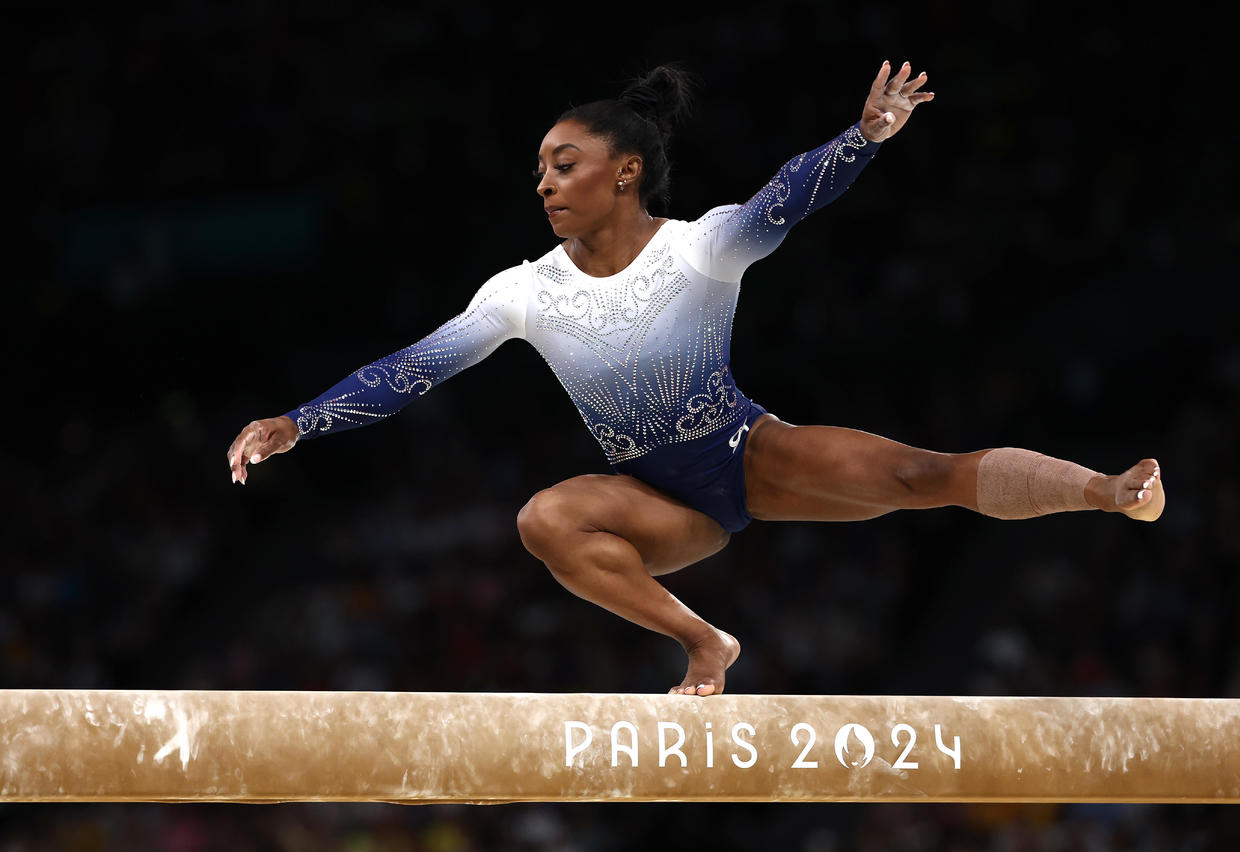 Simone Biles slips off balance beam during final to miss Olympic medal