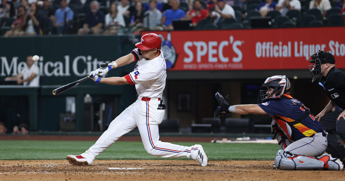 Astros Edge Rangers 4-2 as Valdez Loses No-Hitter