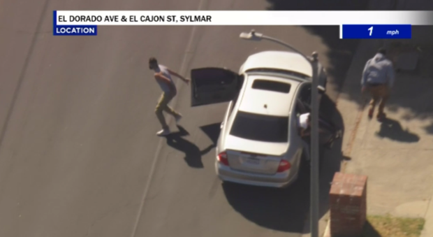 suspects-jump-out-of-car.png 