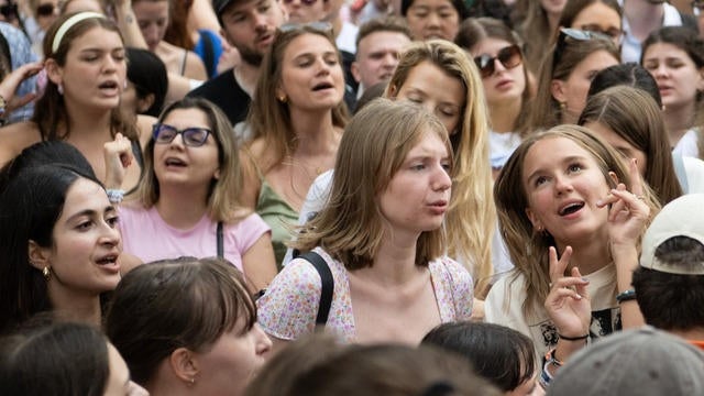 cbsn-fusion-taylor-swift-fans-in-vienna-after-terror-plot-ruins-concert-plans-thumbnail-3107964-640x360.jpg 