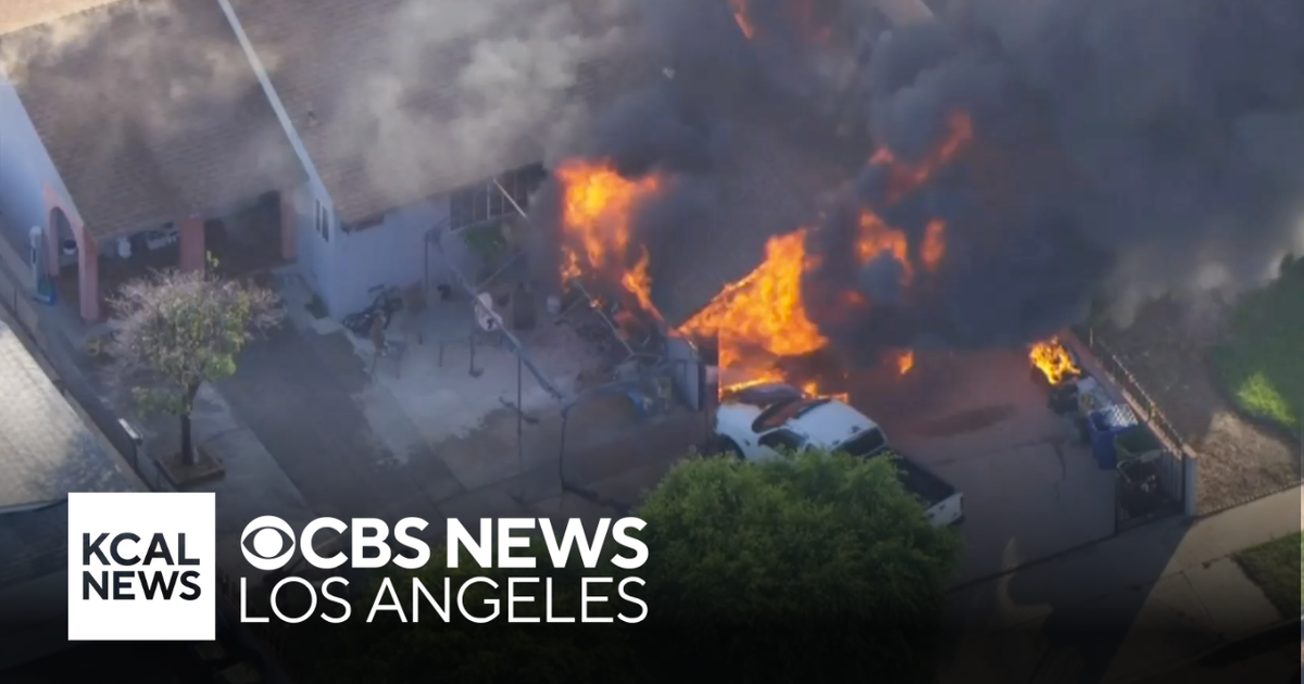 Firefighters extinguish house fire in Arleta - CBS Los Angeles