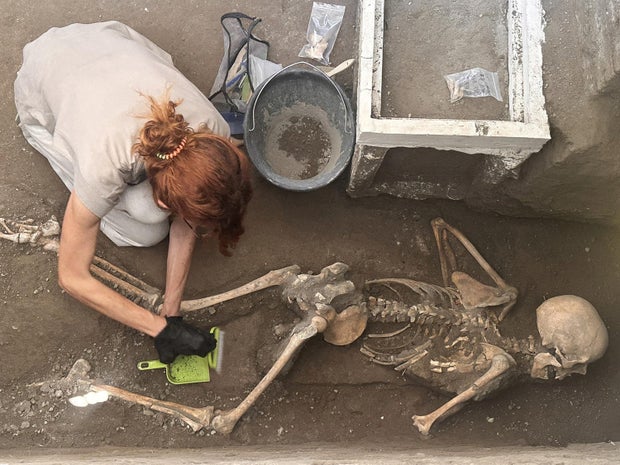 2 victims of ancient Pompeii eruption found, along with gold treasures