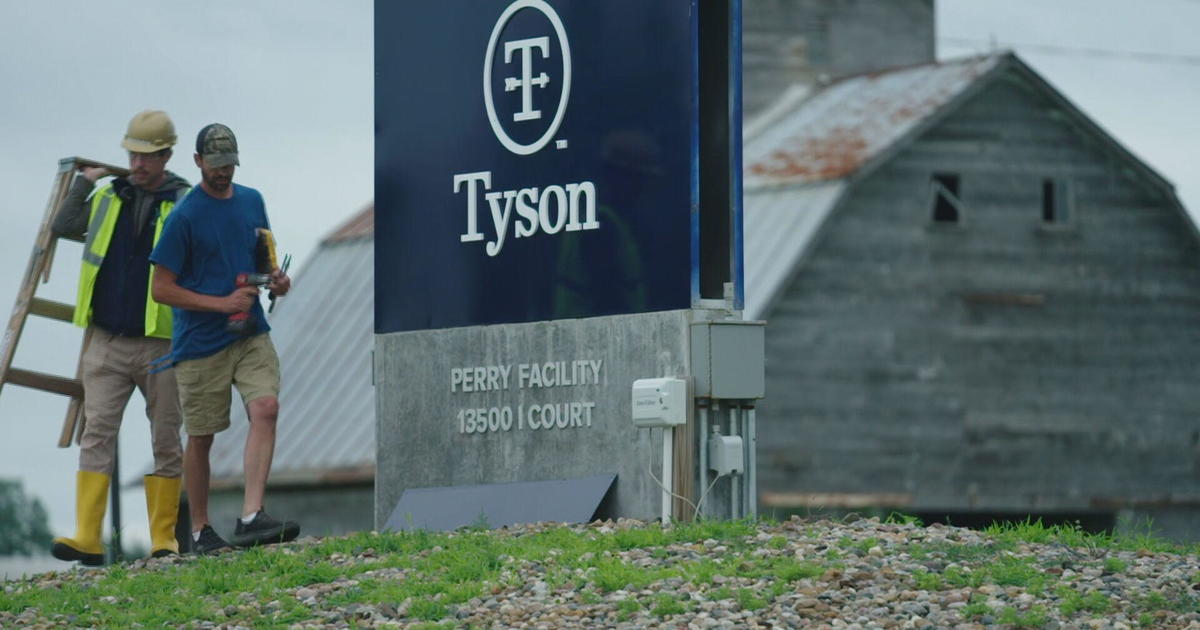 Los trabajadores enfrentan incertidumbre después del cierre de la planta de Tyson que empleaba al 25% de la ciudad de Iowa