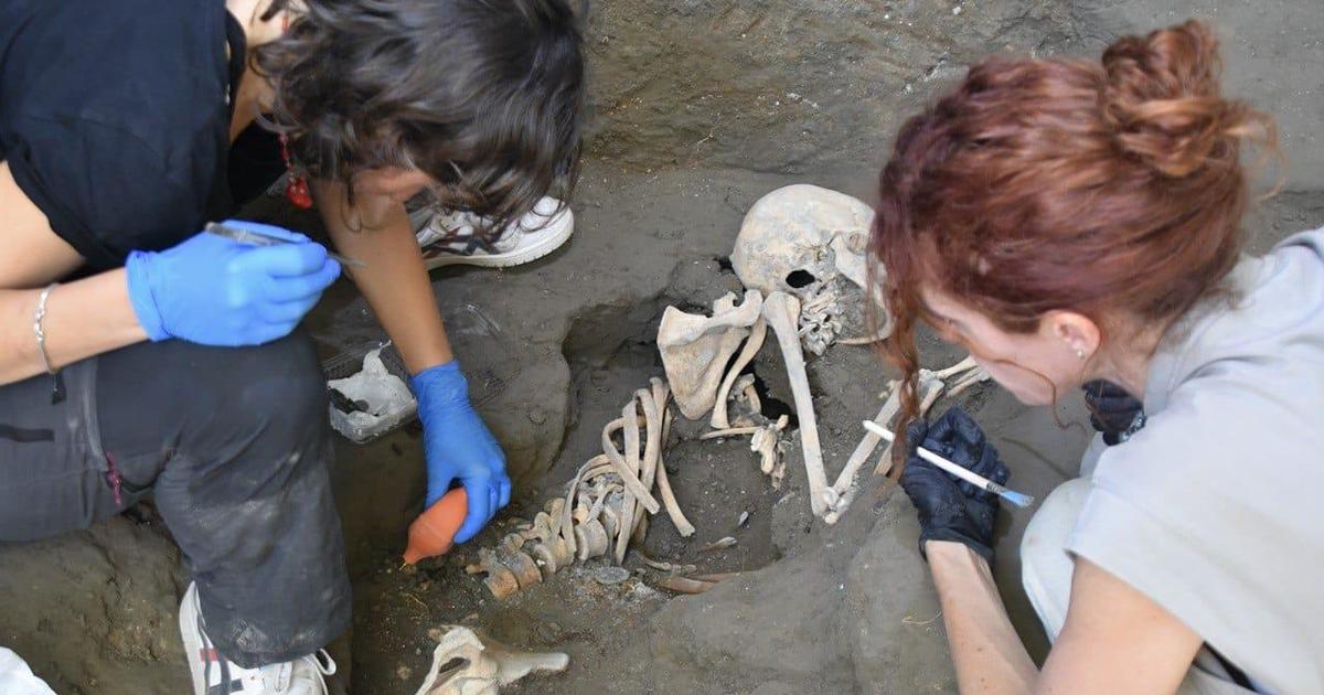 2 sufferers of historic Pompeii eruption discovered, along side gold treasures