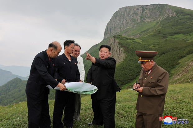 FOTO DO ARQUIVO: O líder norte-coreano Kim Jong Un orienta o projeto de construção da cidade de Samjiyon