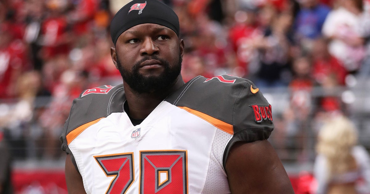 Josder Cherillos, ein ehemaliger NFL-Spieler, wird beschuldigt, auf einem Delta-Flug von Boston nach Dublin auf einen Passagier uriniert zu haben. Josder Cherillos, ein ehemaliger NFL-Spieler, wird beschuldigt, auf einem Delta-Flug von Boston nach Dublin auf einen Passagier uriniert zu haben.