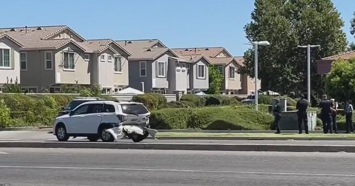 Man killed in 3-vehicle crash in south Sacramento - CBS Sacramento