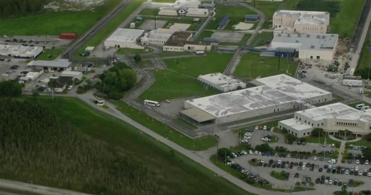 Feds, police searching for detainee who escaped the Krome Detention Center Feds, police searching for detainee who escaped the Krome Detention Center