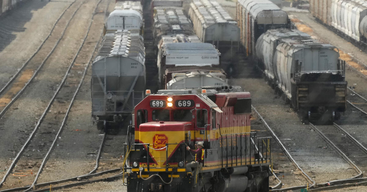 U.S. economy could be hit hard by lockouts at Canada’s 2 major freight railroads