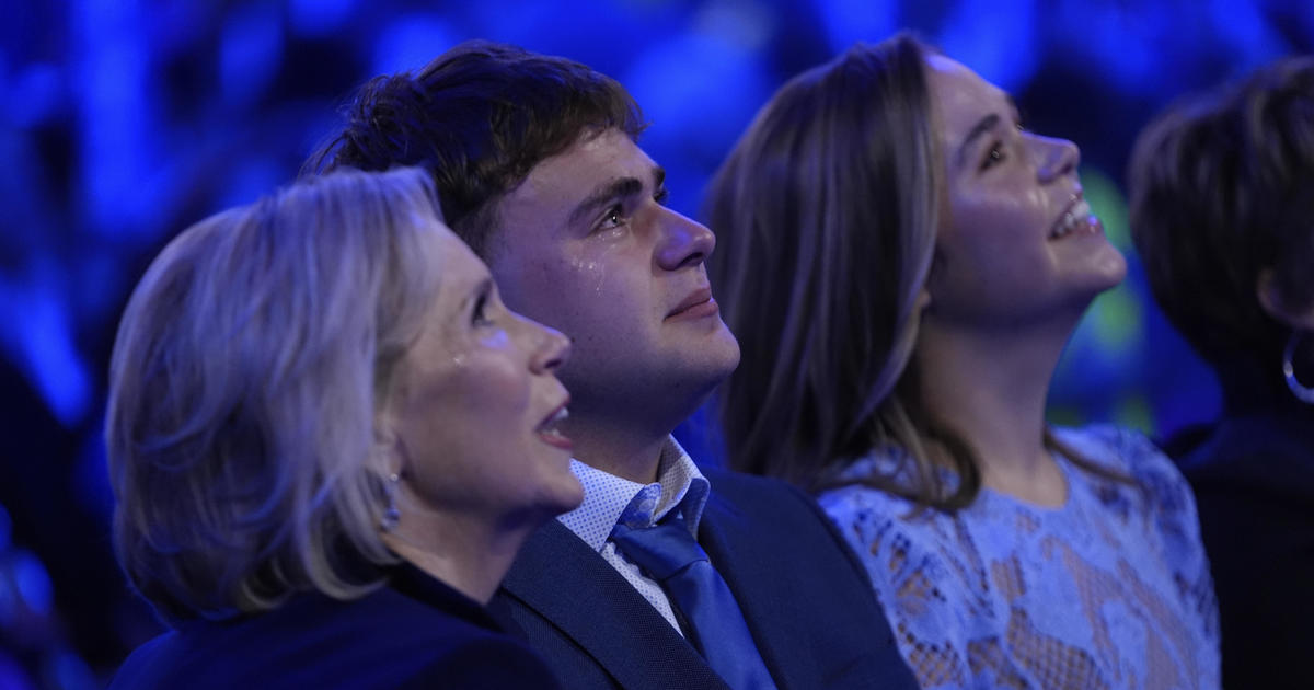 Gus Walz tearfully cheers on Tim Walz at DNC: "That's my dad!"