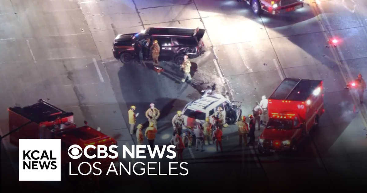 405 Freeway shut down by two-car crash in Sepulveda Pass - CBS Los Angeles