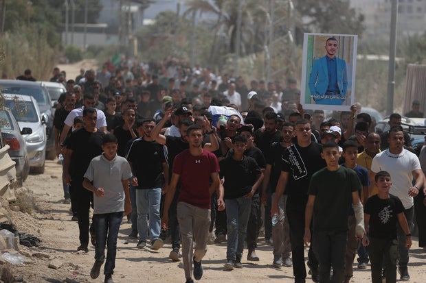 Funeral realizado para palestinos mortos durante ataque aéreo israelense em Tulkarm