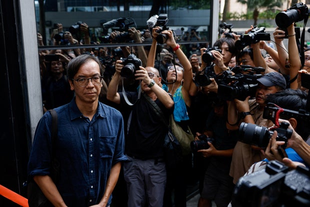 Chung Pui-kuen, ex-editor-chefe do agora fechado Stand News, deixa o tribunal distrital sob fiança após o veredicto em um julgamento de sedição histórico em Hong Kong.