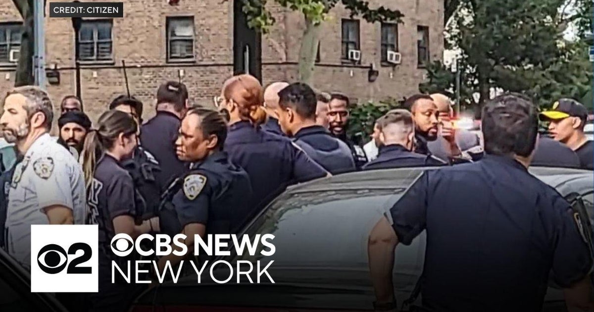 NYC police officer hurt in brawl in Brooklyn - CBS New York