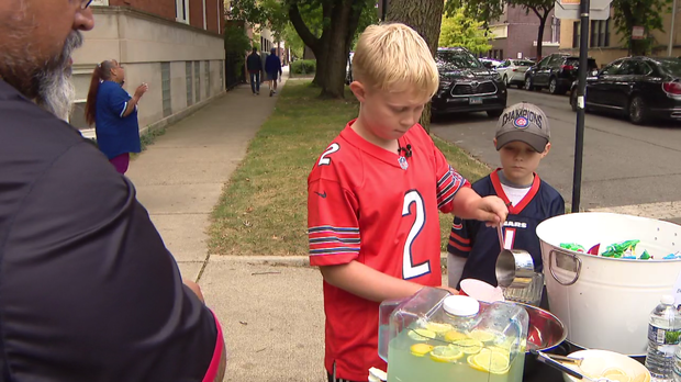 young-bears-fan-lemonade-stand.png 