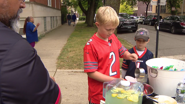 young-bears-fan-lemonade-stand.png