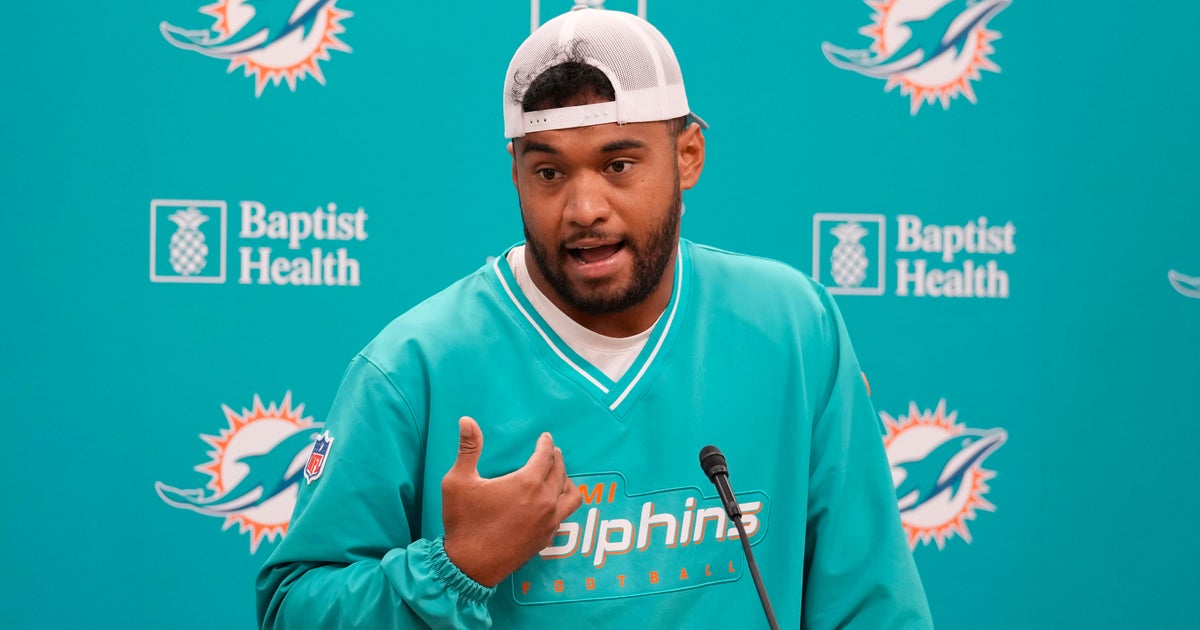 Dolphins coaches, players react to ’emotional’ and ‘triggering’ footage of Tyreek Hill traffic stop Dolphins coaches, players react to ’emotional’ and ‘triggering’ footage of Tyreek Hill traffic stop