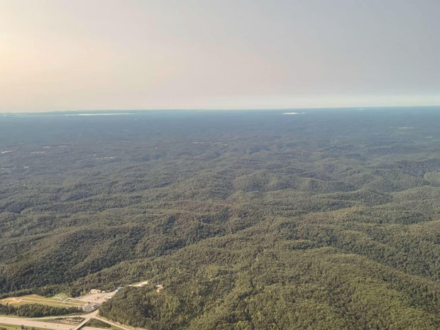 Uma foto postada nas redes sociais pelo chefe da polícia do estado de Kentucky, Scottie Pennington, mostra o que ele disse ser um instantâneo da área sendo revistada por Joseph Couch em 9 de setembro de 2024.