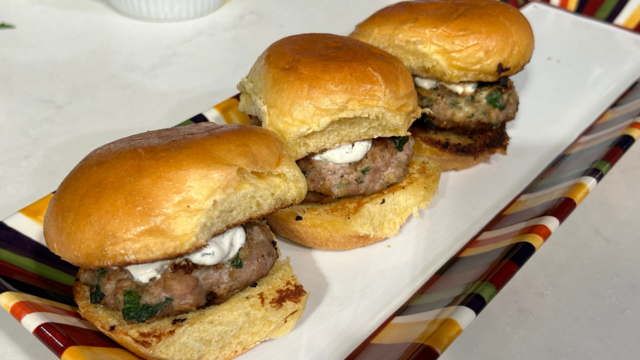 feta-spinach-turkey-burgers.png 