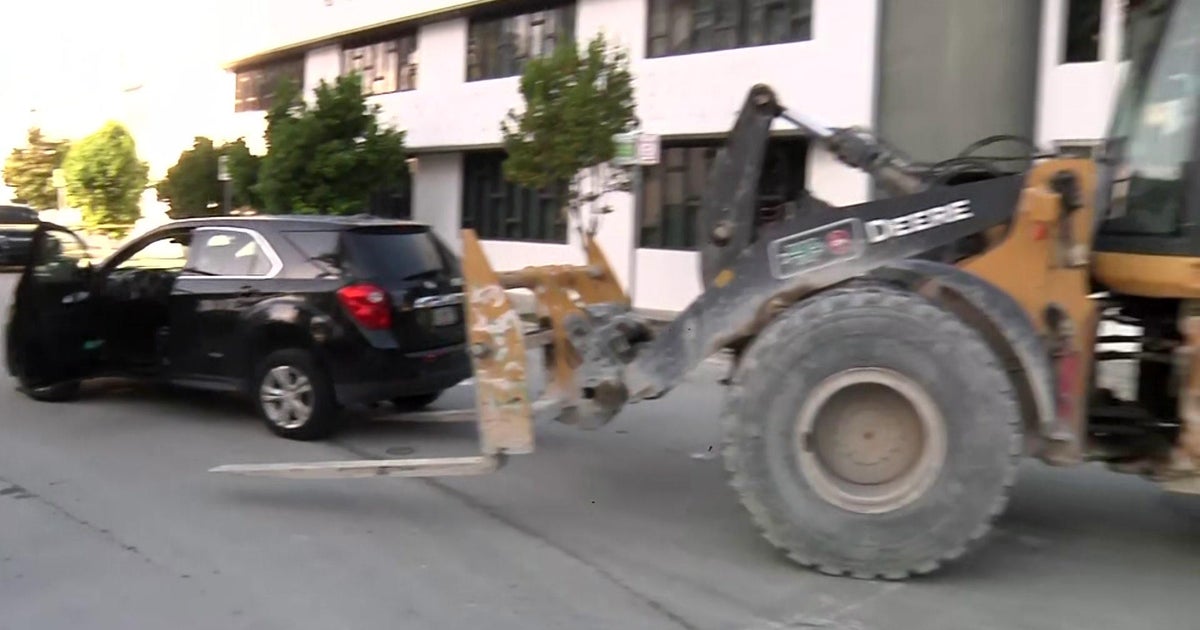 Good Samaritan helps save trapped, injured teen by moving SUV with forklift Good Samaritan helps save trapped, injured teen by moving SUV with forklift