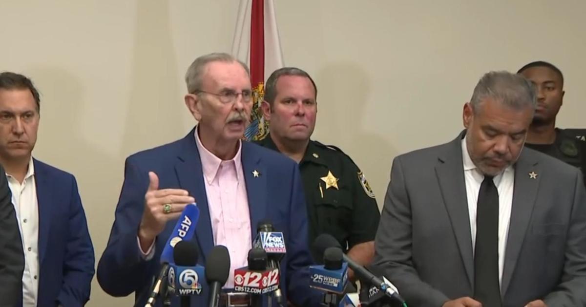 Authorities provide update after shots fired in Trump's vicinity in Florida