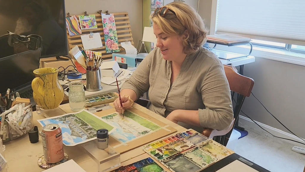 Massachusetts woman gives up career to follow dream of becoming artist