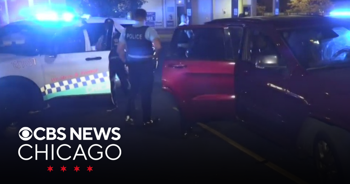 Woman shot in back while inside car in South Chicago - CBS Chicago