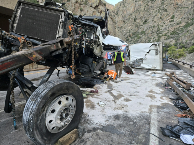 glenwood-canyon-semi-crash-cdot-3.png 