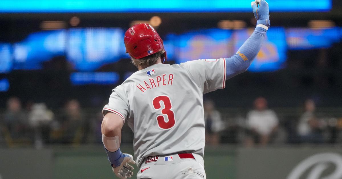 Bryce Harper and Nick Castellanos hit home runs, Zack Wheeler strikes out 6 players, Philadelphia Phillies beat Brewers