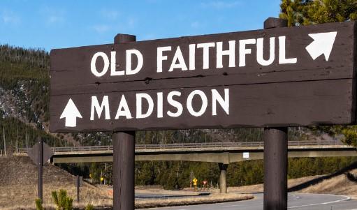 old-faithful-sign-yellowstone-national-park.jpg
