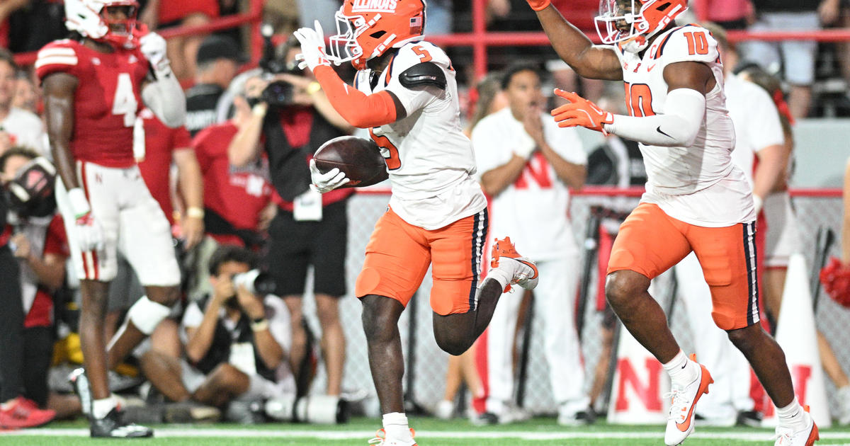 Luke Altmyer throws 4 touchdown passes and leads Illinois to overtime victory over Nebraska