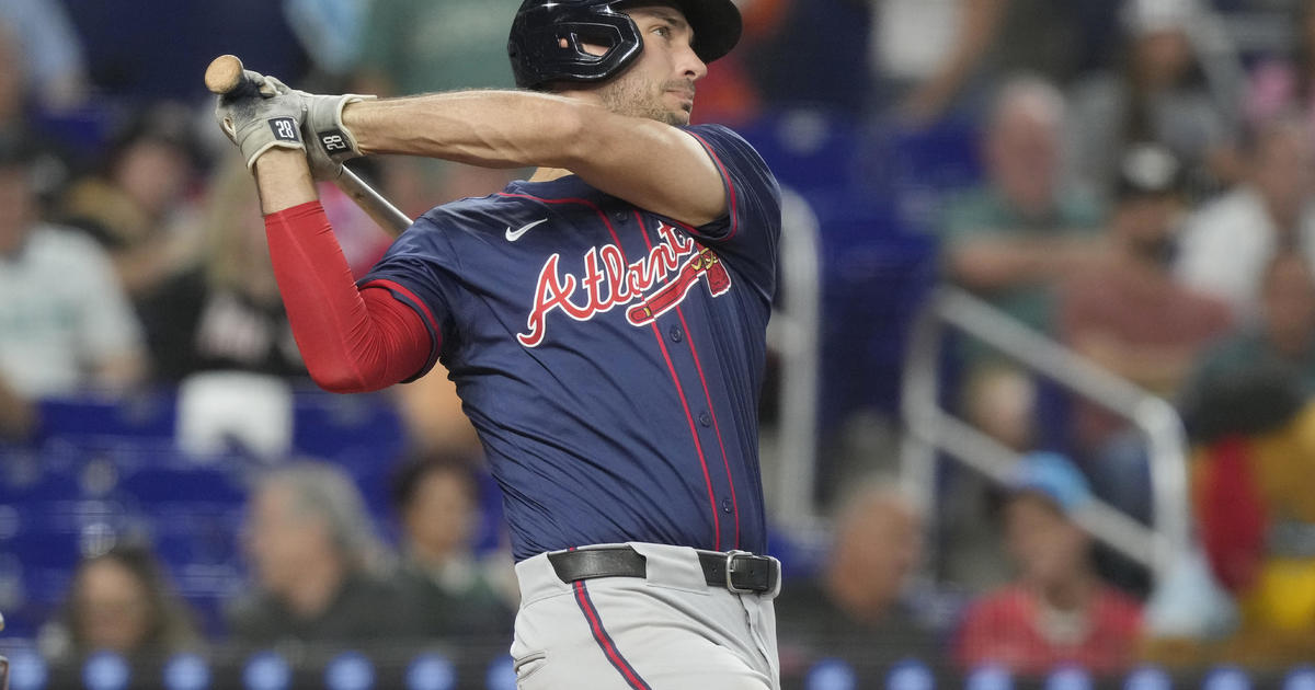 Olson hits the decisive home run and the Braves beat the Marlins 6-2, remaining 2 points behind the Mets for the wild card