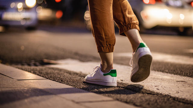 lu12-downtown-pedestrians-frame-12567.jpg 