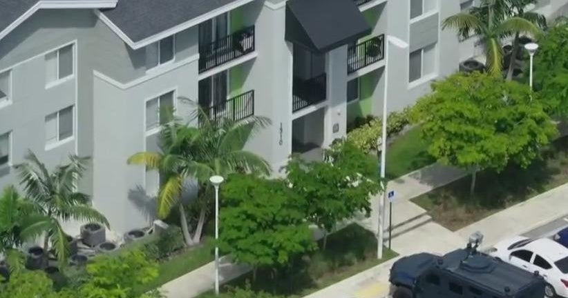 Standoff with police ends with barricaded man in custody - CBS Miami