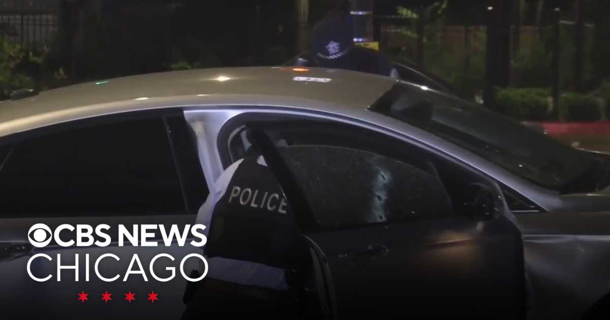 3 people shot while sitting at red light on Chicago's South Side - CBS ...