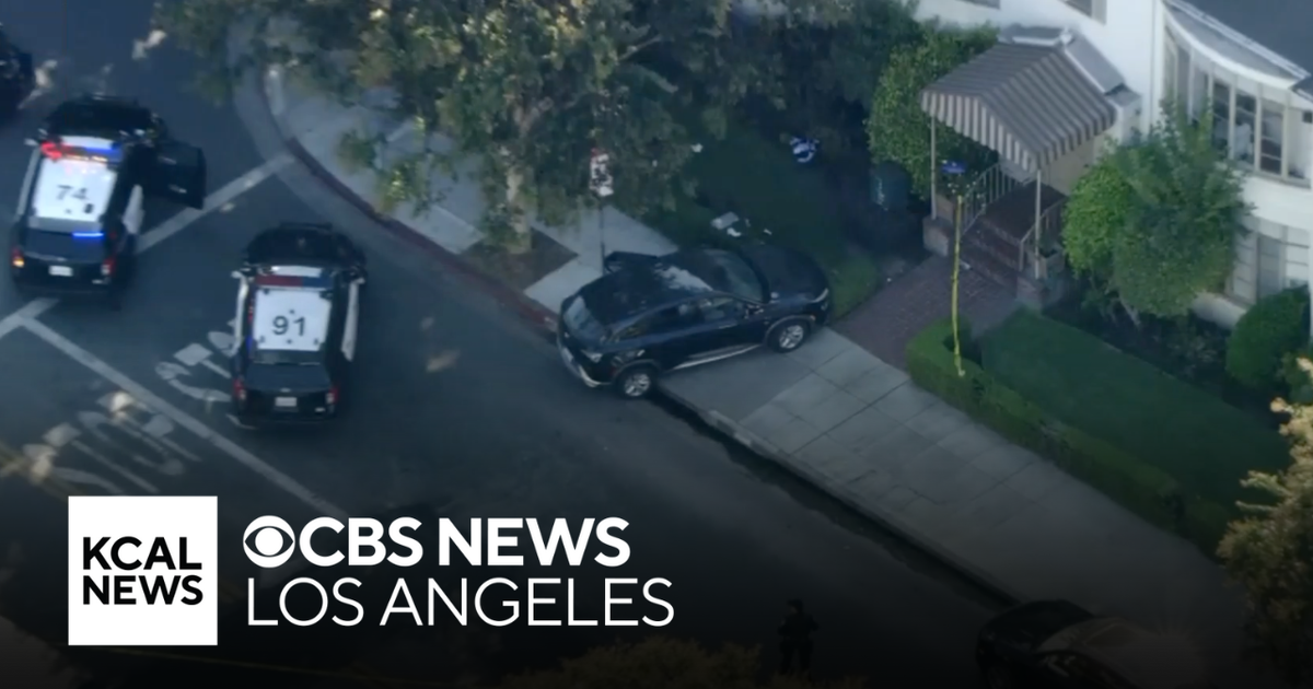 One dead after confrontation turns into stabbing in Beverly Hills - CBS ...