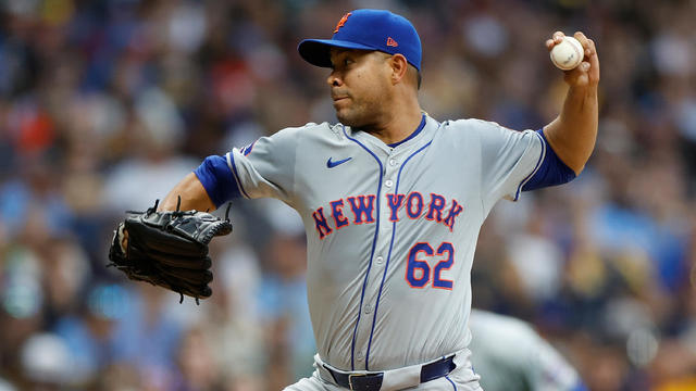 Jose Quintana #62 of the New York Mets throws a pitch in the first inning against the Milwaukee Brewers at American Family Field on September 28, 2024 in Milwaukee, Wisconsin. 