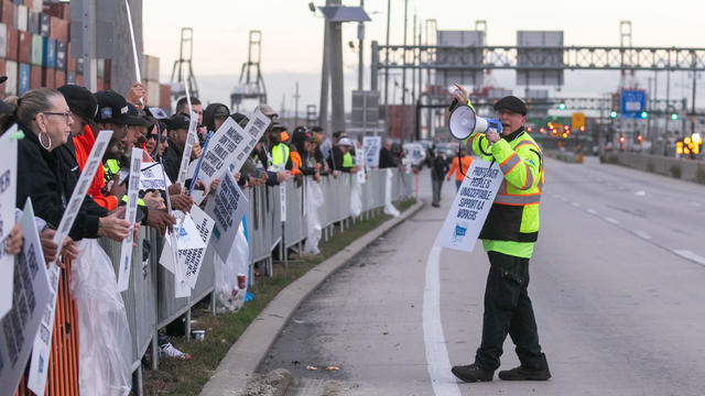 US Dockworker Strike Shutters Eastern And Gulf Coast Ports 