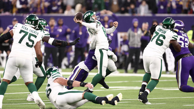 Aaron Rodgers of New York Jets attempts to pass the ball during the NFL match between New York Jets and Minnesota Vikings at Tottenham Hotspur Stadium on October 06, 2024 in London, England. 