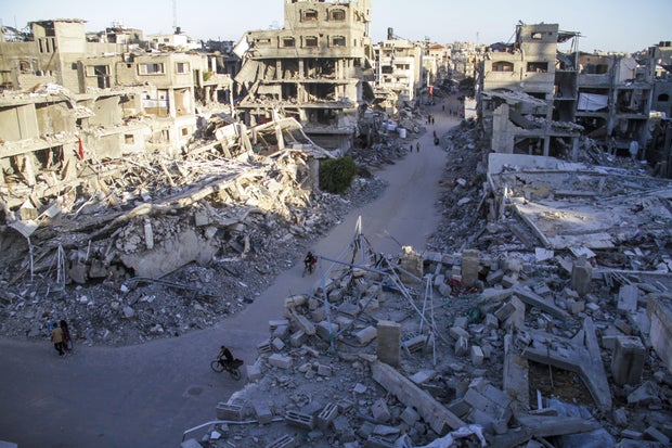 Um ano após os ataques israelenses, Gaza está em ruínas em meio à fome e ao deslocamento