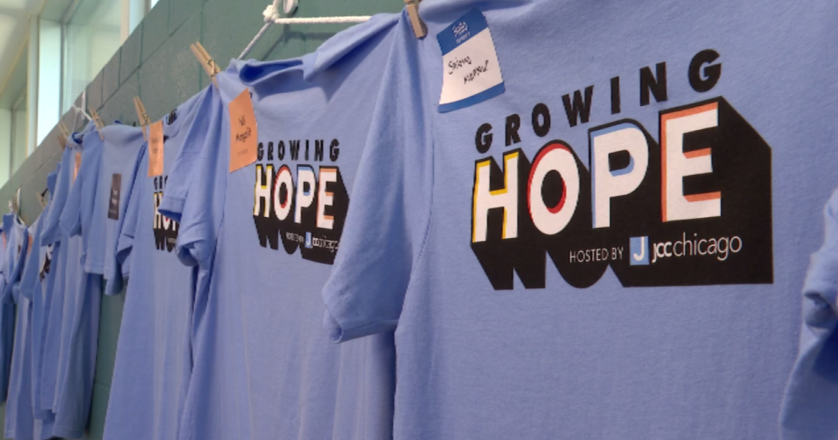 Chicago area Jewish Community Center remembers Israeli hostages with t-shirt display