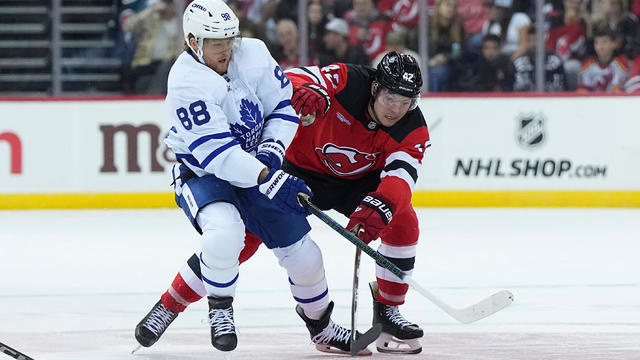 devils-maple-leafs-curtis-lazar.jpg 