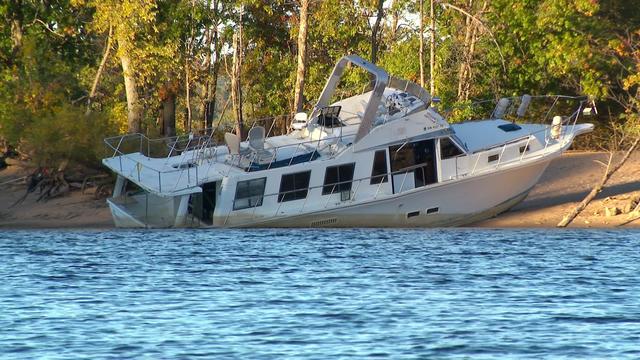 10p-vo-beached-boat-set-wcco6bhs.jpg 