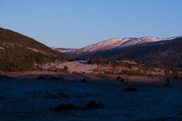 Neve cai na Austrália enquanto frente fria se move pelos estados do leste
