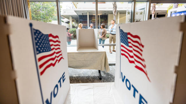 Americans waiting in line to vote in the election 