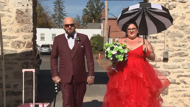 The couple dressed as Beetlejuice and Lydia prepare to walk down the aisle 