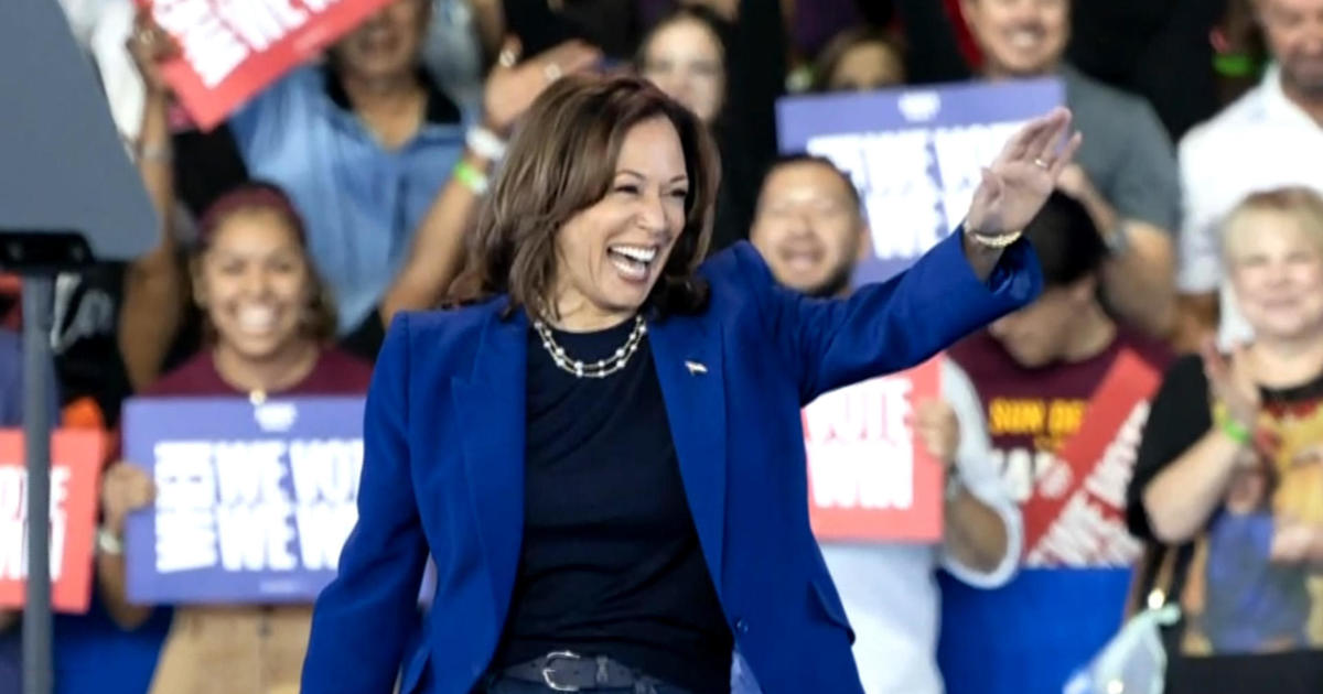 Harris courts Latino voters while campaigning with Jennifer Lopez